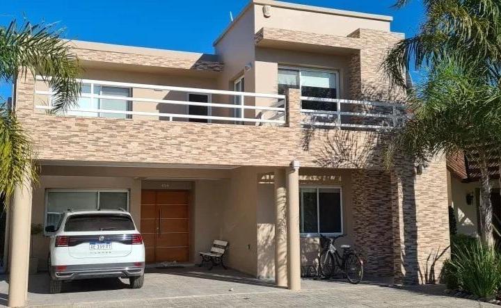 Casa · 280m² · 8 Ambientes · 2 Cocheras