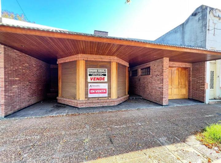 Casa · 300m² · 4 Dormitorios · 1 Cochera