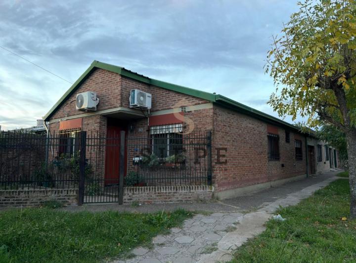 Casa · 208m² · 6 Dormitorios · 1 Cochera