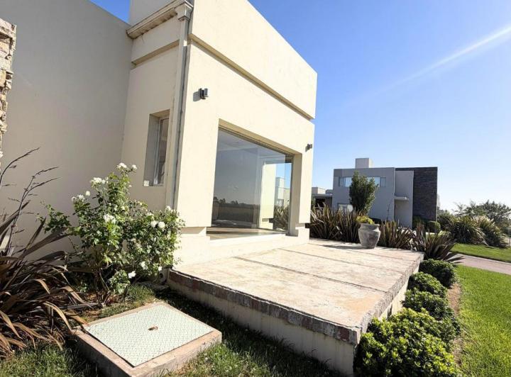 Casa · 8 Ambientes · 3 Cocheras