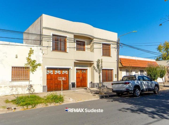 Casa · 240m² · 5 Ambientes · 1 Cochera