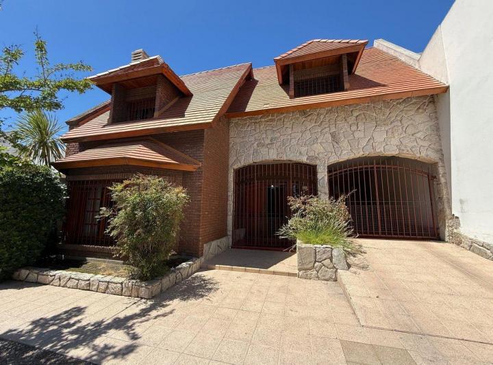 Casa · 248m² · 7 Ambientes · 2 Cocheras