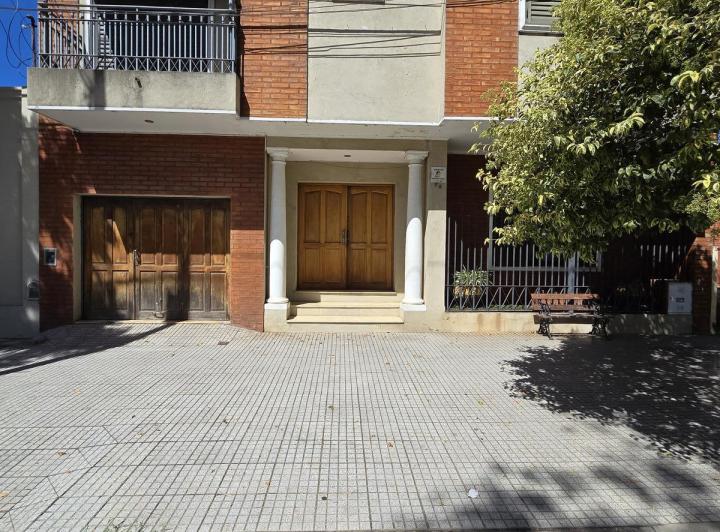 Casa · 240m² · 6 Ambientes · 3 Cocheras