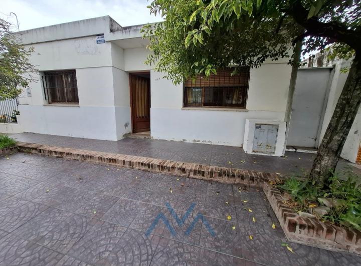 Casa · 400m² · 4 Ambientes · 1 Cochera