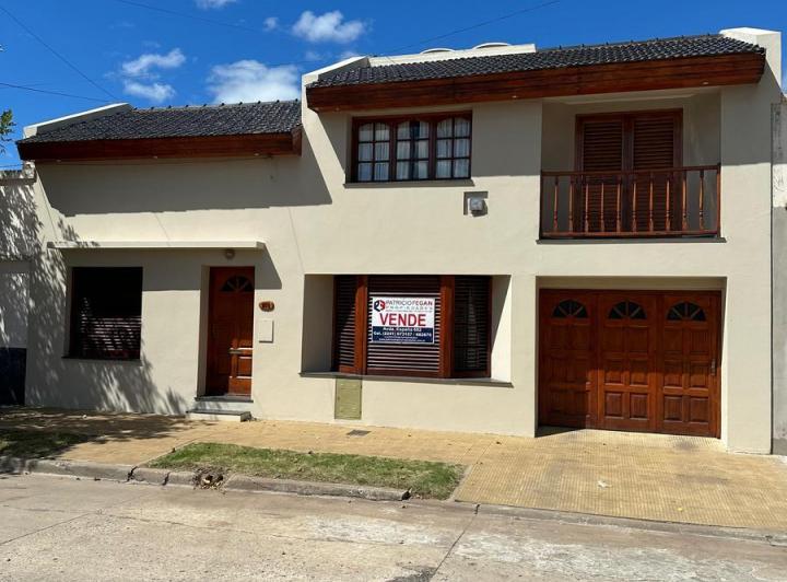 Casa · 214m² · 7 Ambientes · 2 Cocheras