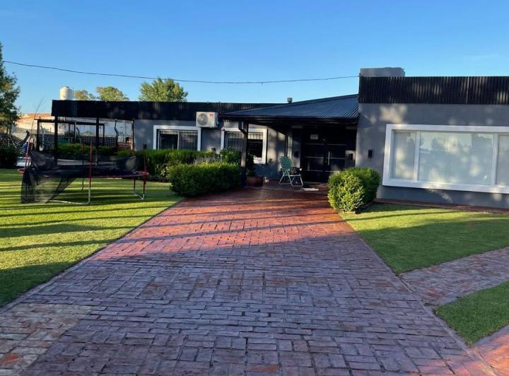 Casa · 200m² · 4 Ambientes · 5 Cocheras