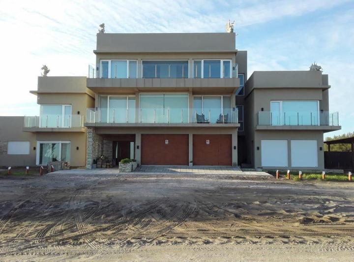 Casa · 500m² · 8 Ambientes · 2 Cocheras