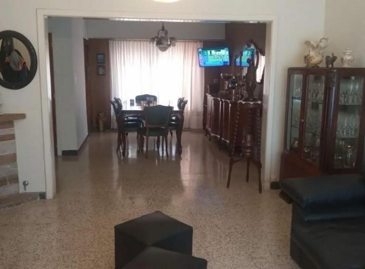 Casa · 390m² · 9 Ambientes · 4 Cocheras