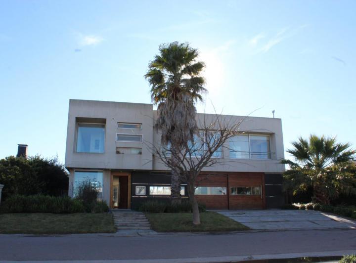 Casa · 300m² · 4 Dormitorios · 1 Cochera