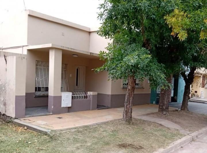 Casa · 200m² · 2 Dormitorios