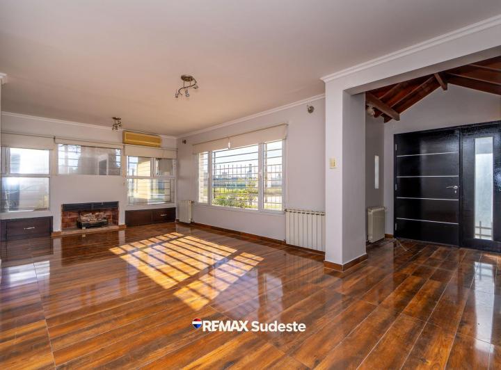 Casa · 200m² · 4 Ambientes · 2 Cocheras