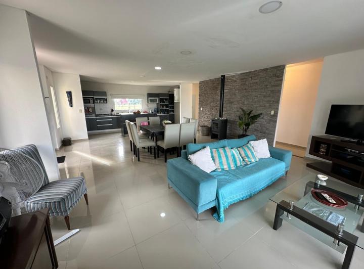 Casa · 230m² · 6 Ambientes · 2 Cocheras