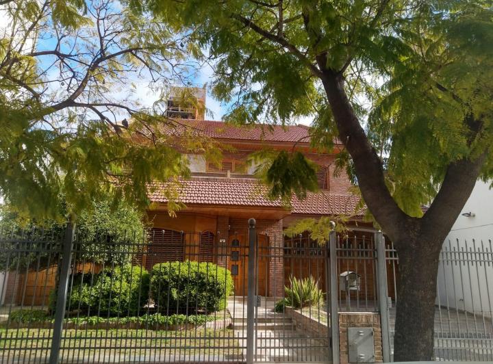 Casa · 400m² · 7 Ambientes · 2 Cocheras