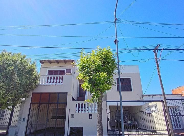 Casa · 250m² · 6 Ambientes · 2 Cocheras