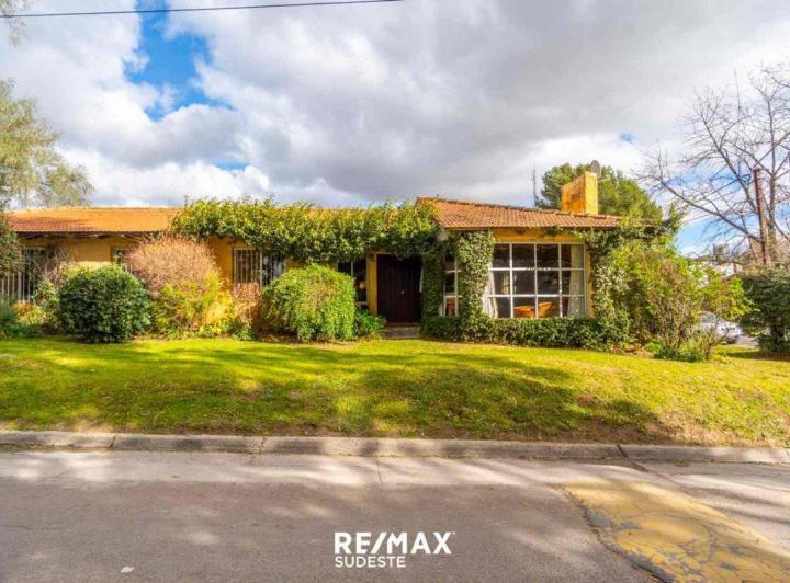 Casa · 203m² · 5 Ambientes · 2 Cocheras