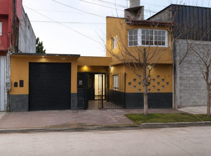 Casa · 245m² · 6 Ambientes · 2 Cocheras