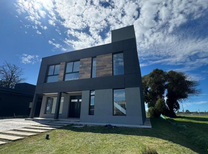 Casa · 150m² · 4 Ambientes · 2 Cocheras
