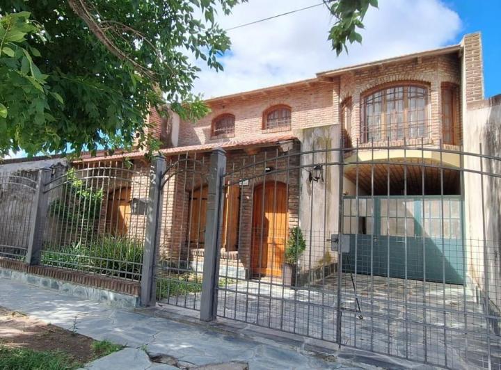Casa · 200m² · 8 Ambientes · 2 Cocheras