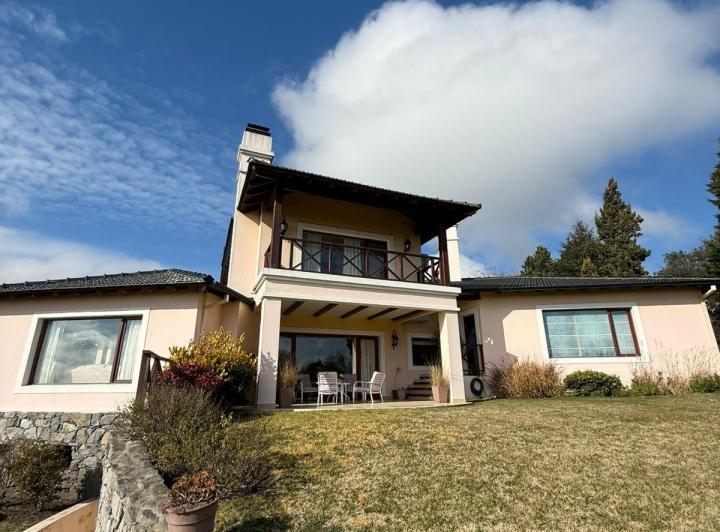 Casa · 330m² · 5 Ambientes · 4 Cocheras