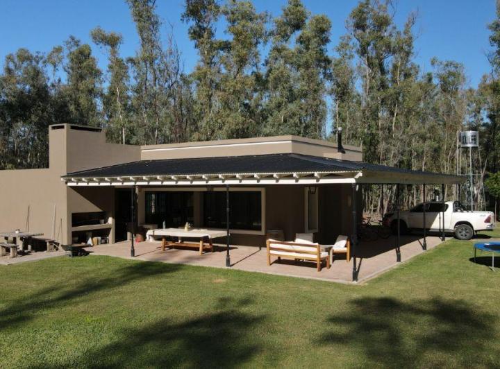 Casa · 160m² · 2 Ambientes · 3 Cocheras