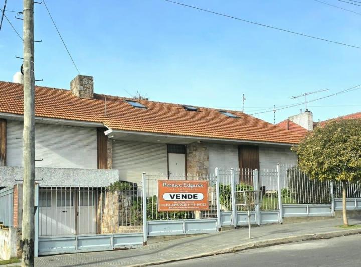 Casa · 222m² · 6 Dormitorios · 4 Cocheras