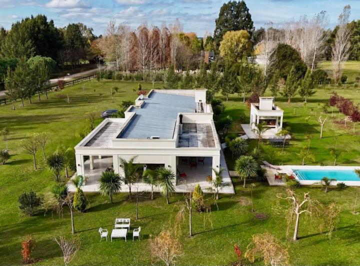 Casa · 240m² · 6 Ambientes · 2 Cocheras