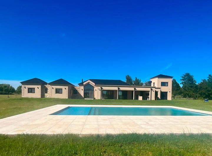 Casa · 243m² · 5 Ambientes · 2 Cocheras