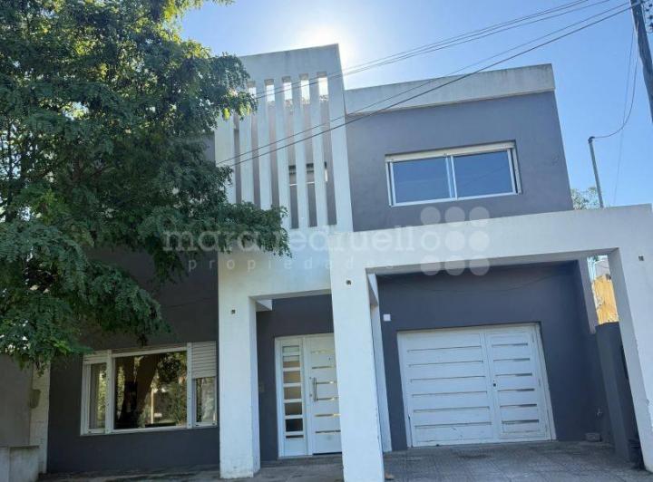 Casa · 240m² · 4 Ambientes · 1 Cochera