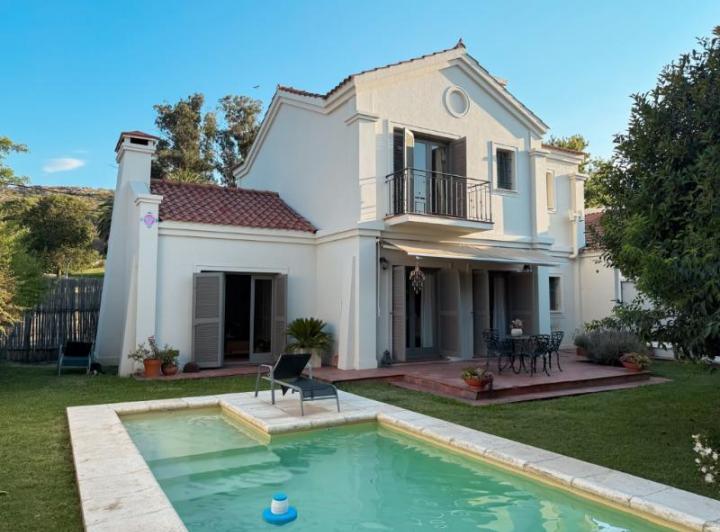 Casa · 200m² · 4 Ambientes · 1 Cochera