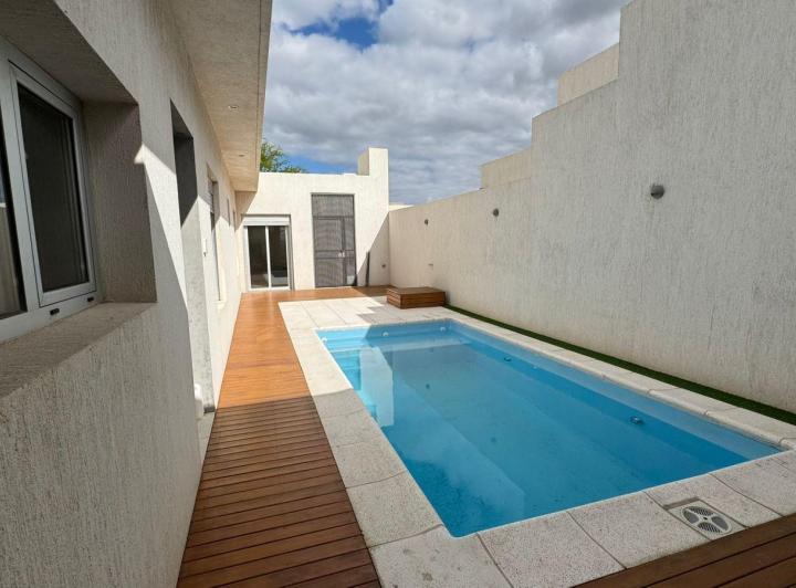 Casa · 155m² · 4 Ambientes · 2 Cocheras