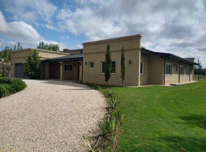 Quinta vacacional · 278m² · 6 Ambientes · 2 Cocheras