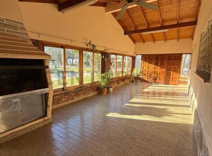 Casa · 220m² · 6 Ambientes · 2 Cocheras