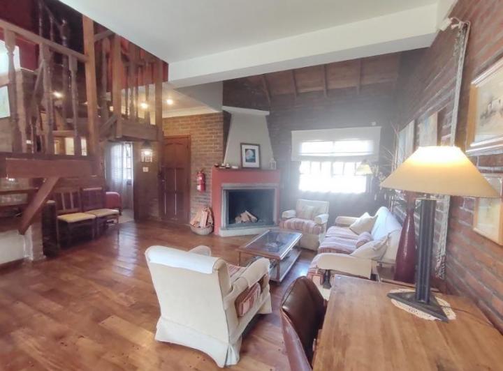 Casa · 330m² · 7 Ambientes · 1 Cochera