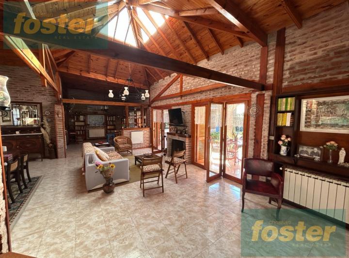 Casa · 210m² · 4 Ambientes · 2 Cocheras