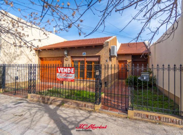 Casa · 230m² · 4 Ambientes · 3 Cocheras