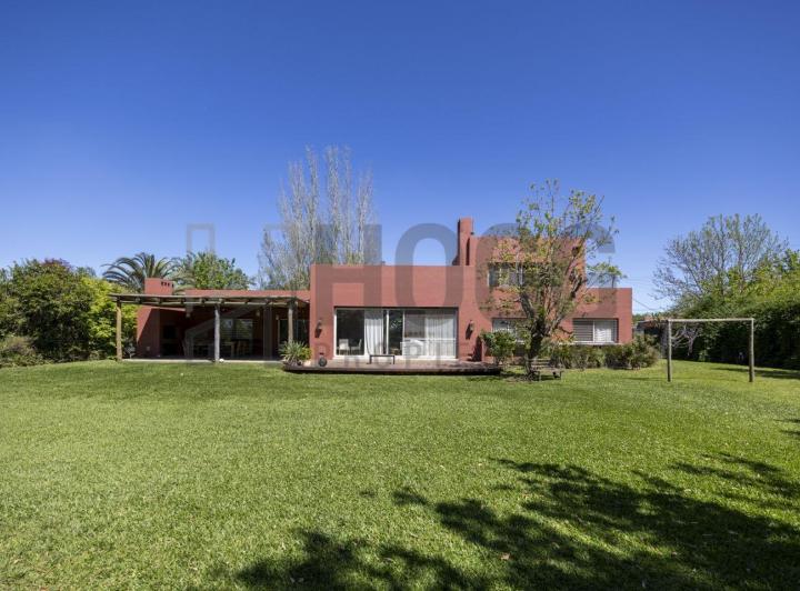 Casa · 252m² · 7 Ambientes · 2 Cocheras