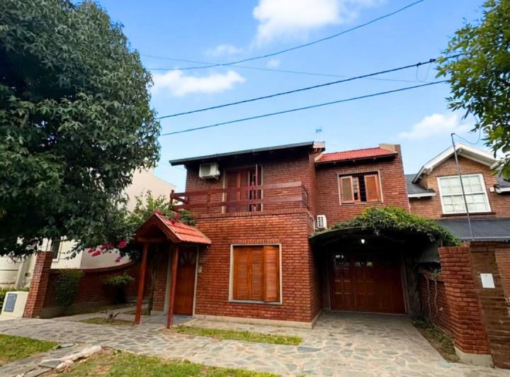 Casa · 220m² · 6 Ambientes · 2 Cocheras