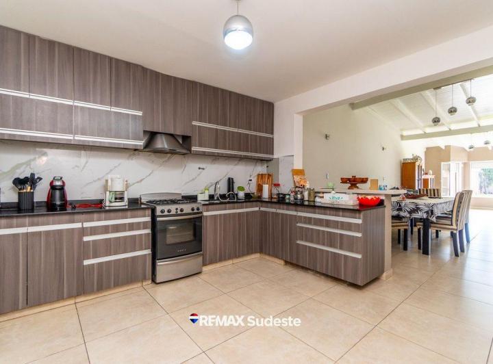 Casa · 210m² · 3 Ambientes · 2 Cocheras
