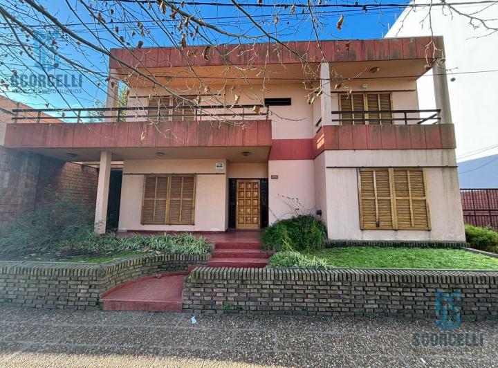 Casa · 250m² · 6 Ambientes · 4 Cocheras