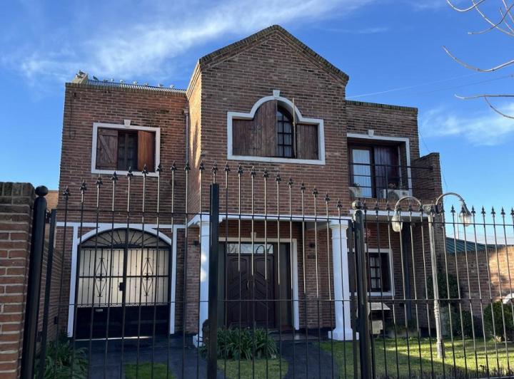 Casa · 600m² · 8 Ambientes · 1 Cochera