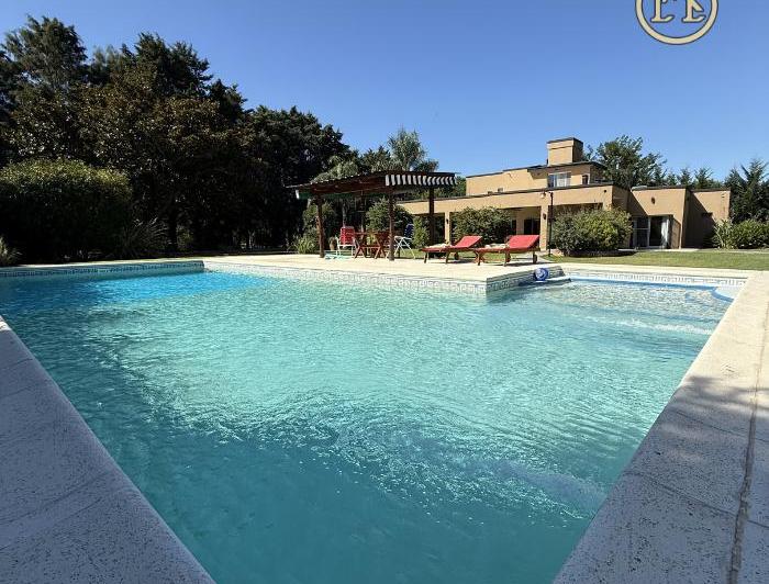 Casa · 331m² · 7 Ambientes · 1 Cochera