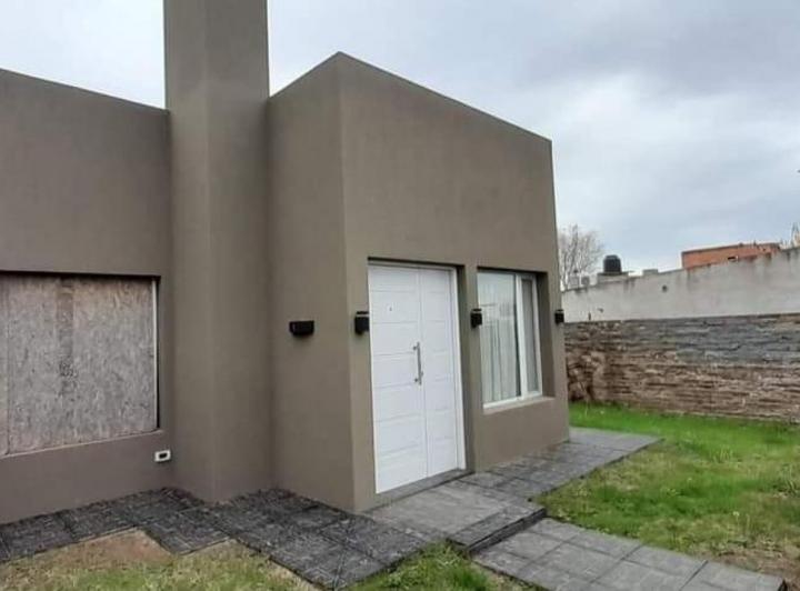 Casa · 100m² · 3 Ambientes · 4 Cocheras