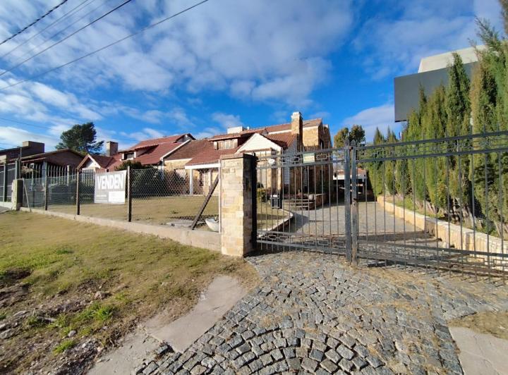 Casa · 370m² · 8 Ambientes · 2 Cocheras