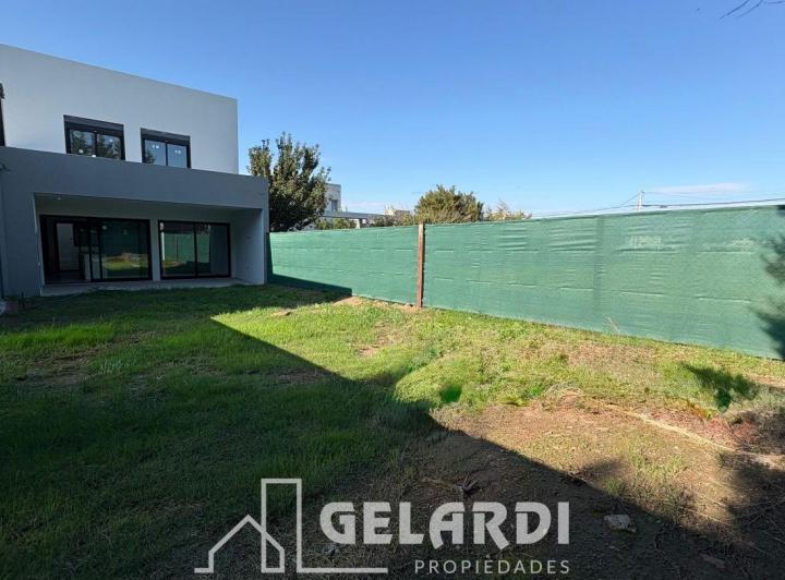 Casa · 165m² · 4 Ambientes · 2 Cocheras