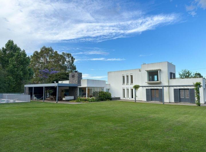 Casa · 330m² · 6 Ambientes · 4 Cocheras