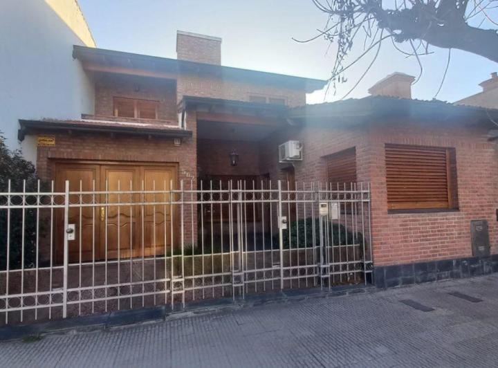Casa · 200m² · 7 Ambientes · 2 Cocheras