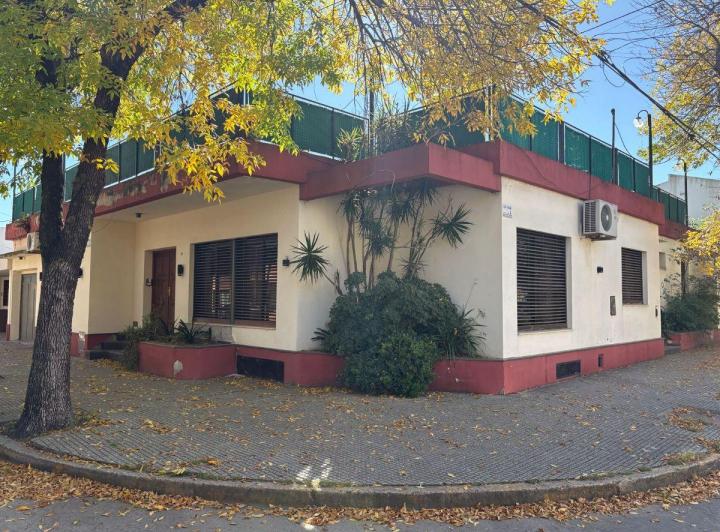 Casa · 310m² · 6 Ambientes · 2 Cocheras