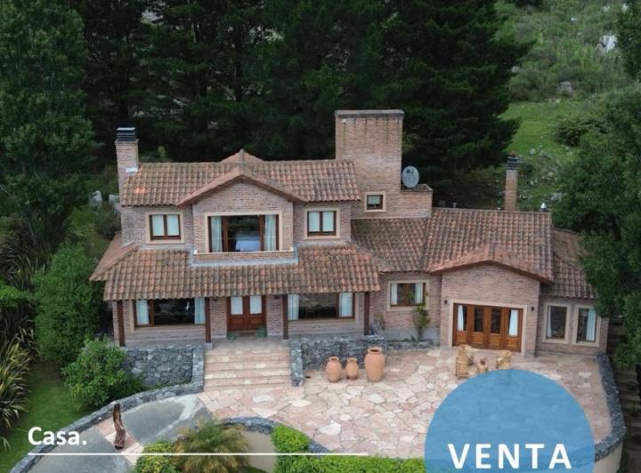 Casa · 981m² · 5 Ambientes · 1 Cochera