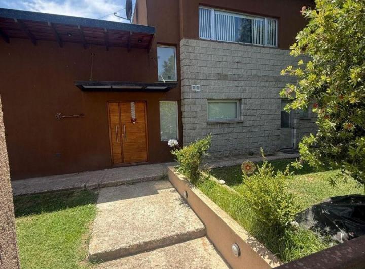 Casa · 245m² · 6 Ambientes · 1 Cochera