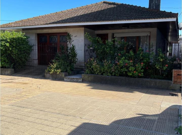 Casa · 238m² · 2 Dormitorios · 1 Cochera